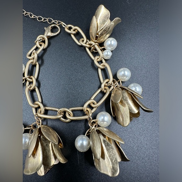 Vintage Gold Tone Flowers and Pearls Charm Bracelet - Picture 2 of 4